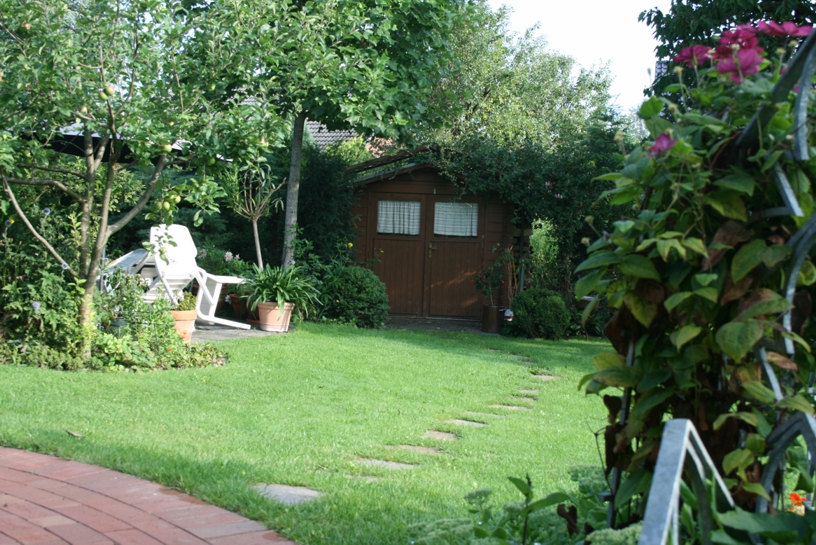 Sitzgruppeund Holzhaus